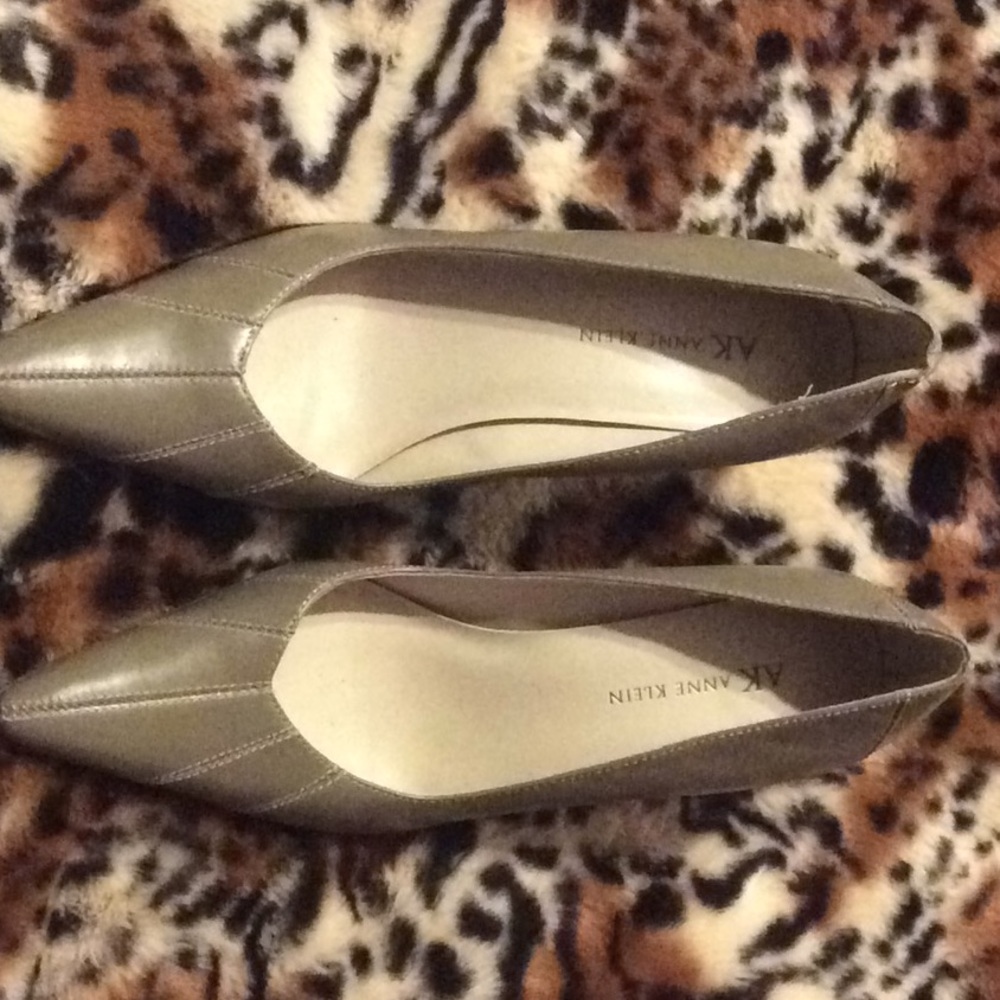 3 inch pump. Olive in color